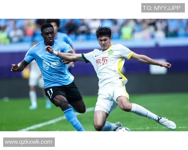 足球巨星射门直击横梁错失破门良机引球迷热议 足球巨星射门直击横梁错失破门良机引球迷热议